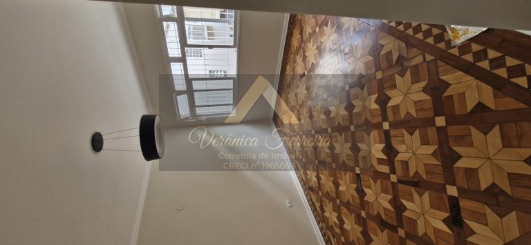 Apartamento com 02 dormitórios no Embaré
